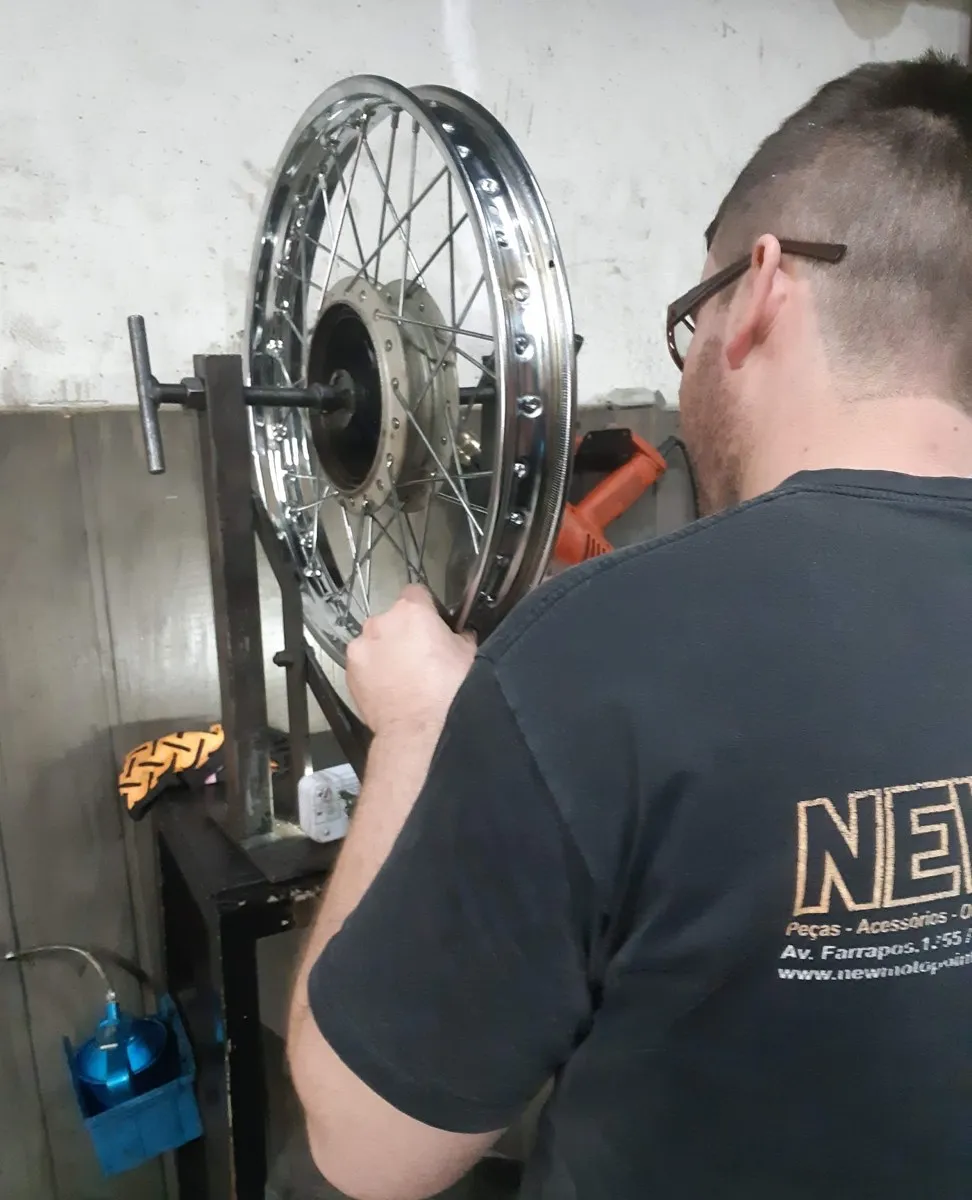 Centragem de roda na oficina da New Moto Point