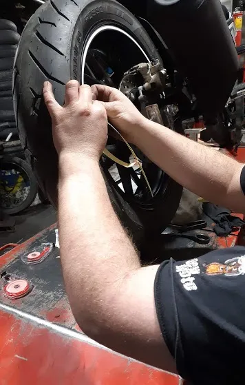 Pneu e roda na oficina da New Moto Point