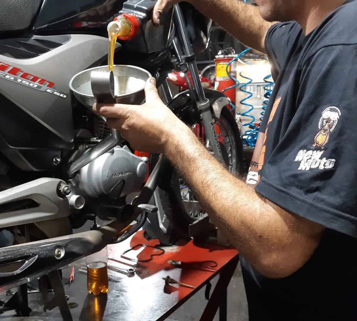 Troca de óleo na oficina da New Moto Point